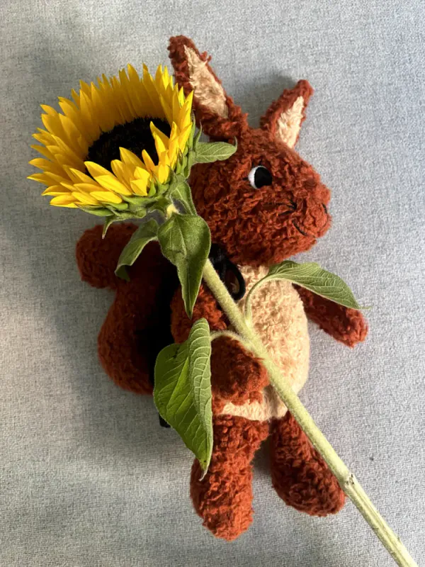 Sleeping Hero Kosebamse med Kappe i Naturmaterialer - Ekorn 26 cm.