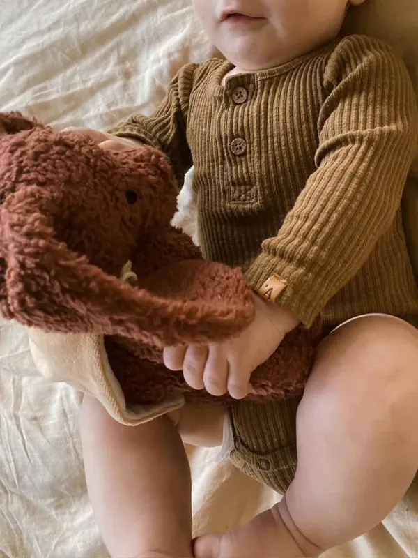 Sleeping Hero Kosebamse med Kappe i Naturmaterialer - Hund 24 cm.