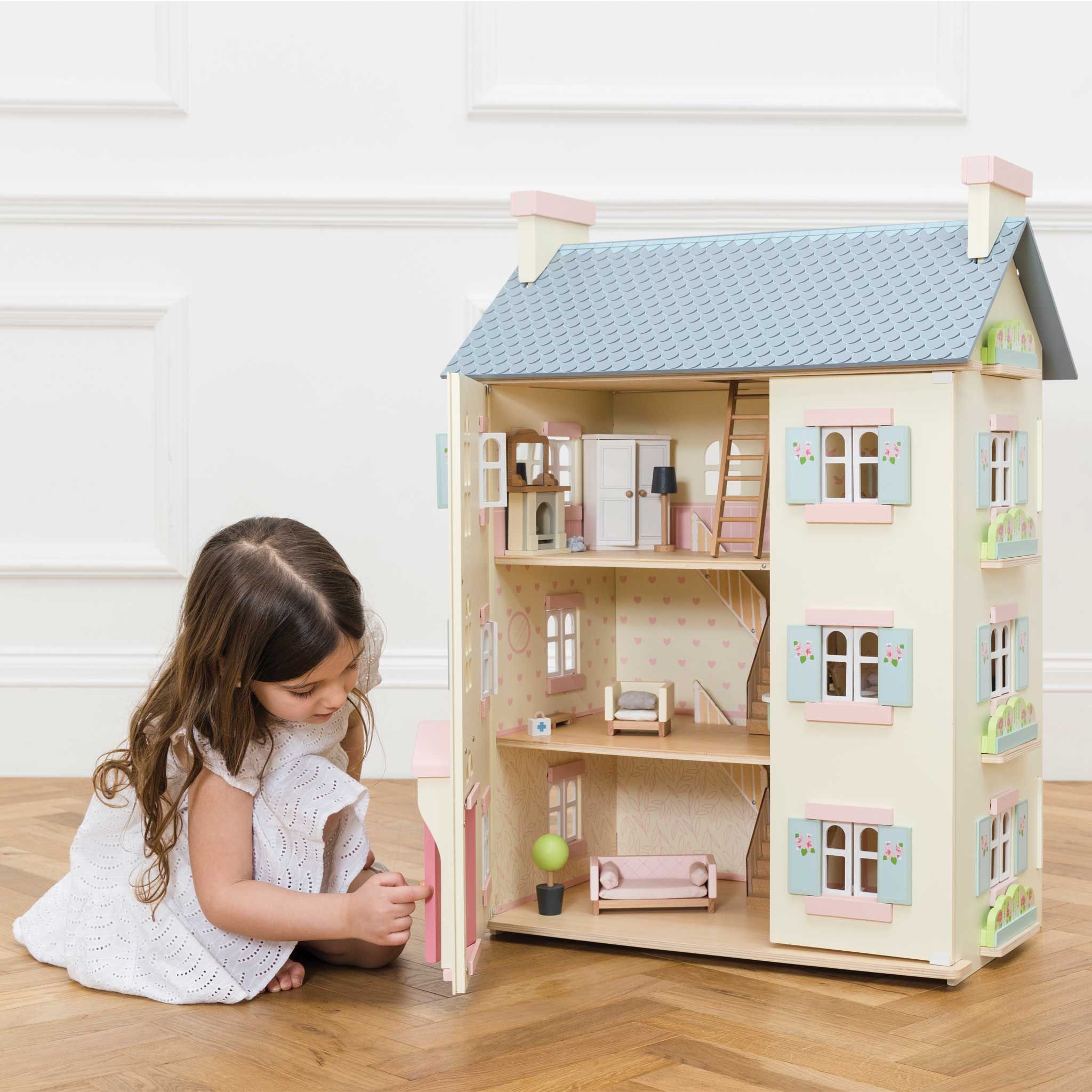 dukkehus, dukkehus i tre, dukkehusmøbler, treleker, miniatyrmøbler, leker til barnerommet, barneleker, kvalitetsleker, bærekraftige leker, rollelek, greentoys.no, sophies hus, cherrie hall, le toy van.palace house, new castle toys